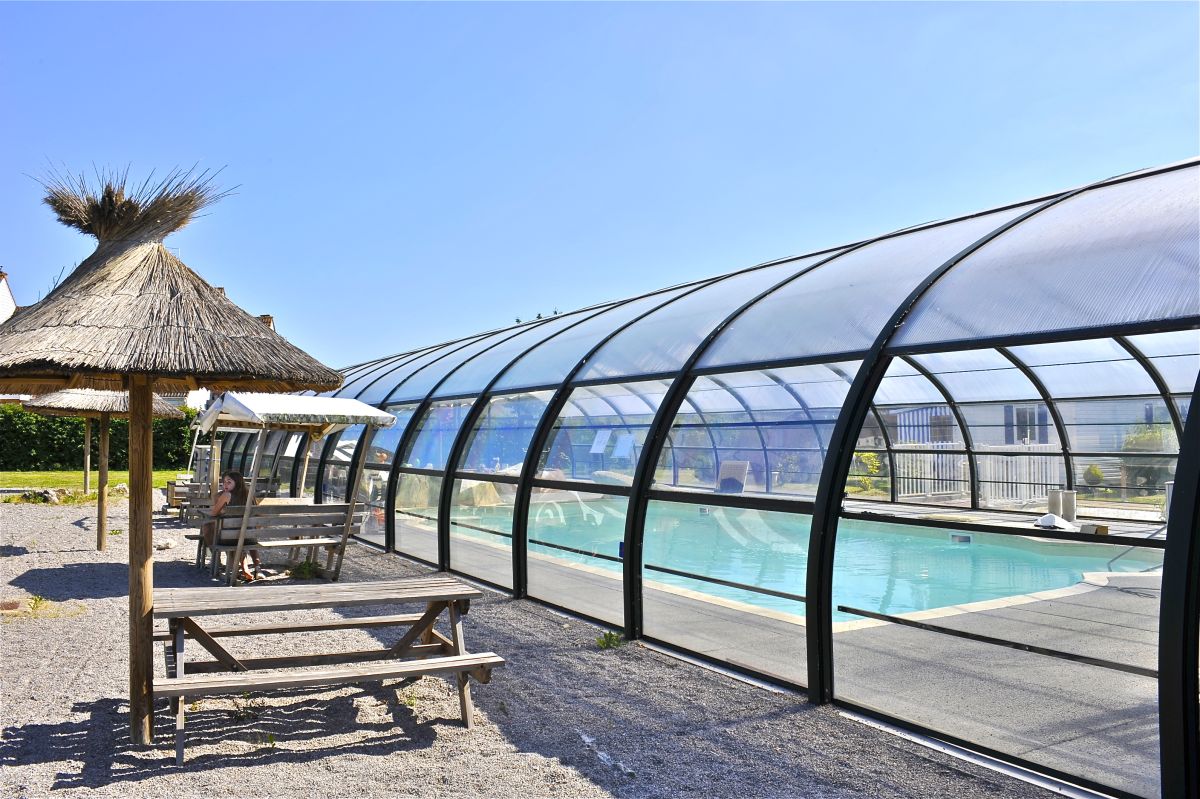 Espace piscine couverte et jeux aquatiques - Camping Le Clairmarais