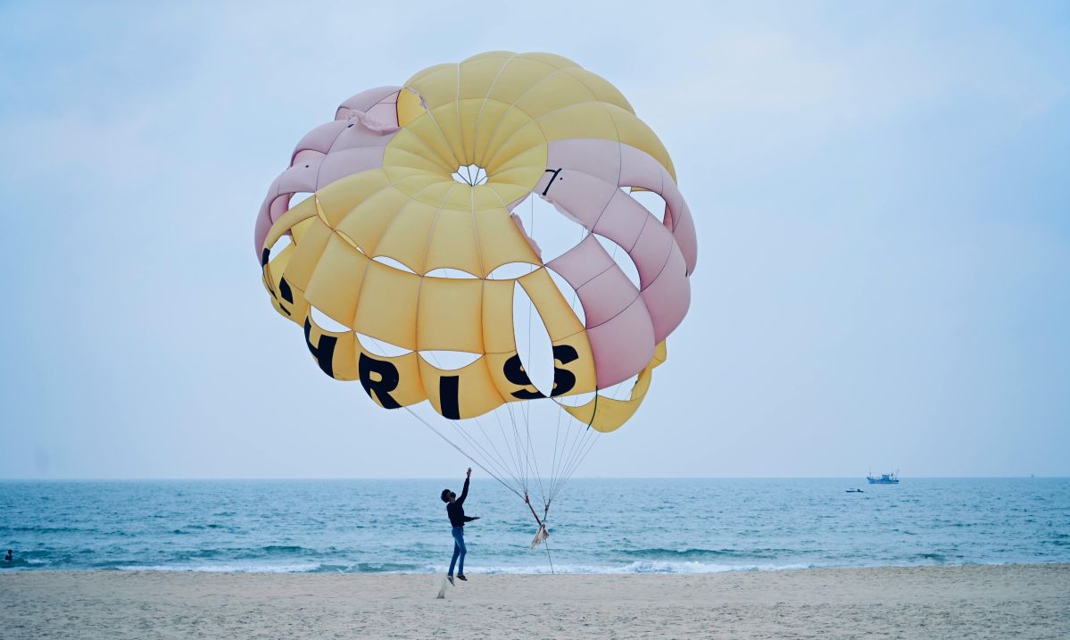Saut en parachute au-dessus de la Côte d'Opale