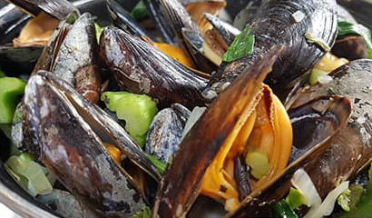Moules de Dunkerque, poisson fumé au bois de chêne, terrines, plateaux de fruits de mers