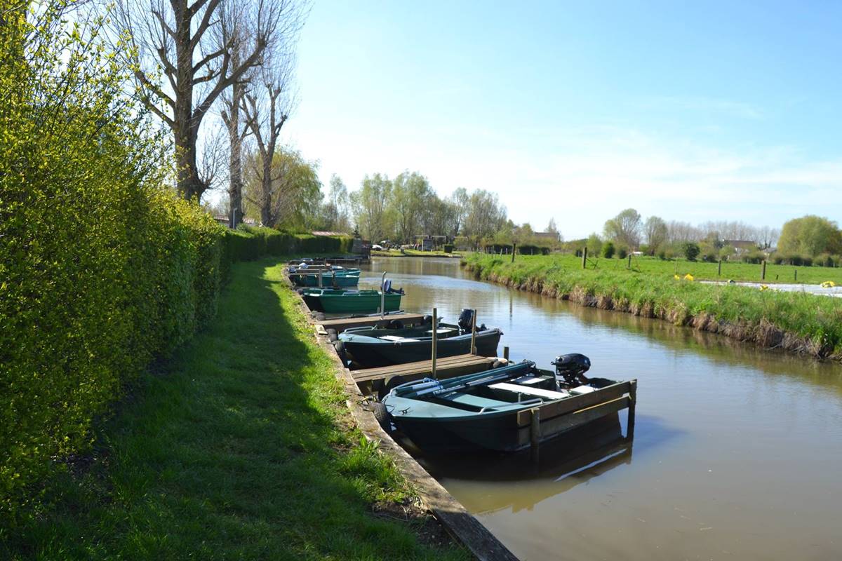 Faire une ballade en barques dans le marais Audomarois de Clairmarais