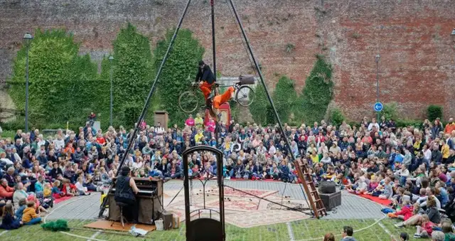 Sous les pavés, l’ART ! - festival Saint-Omer