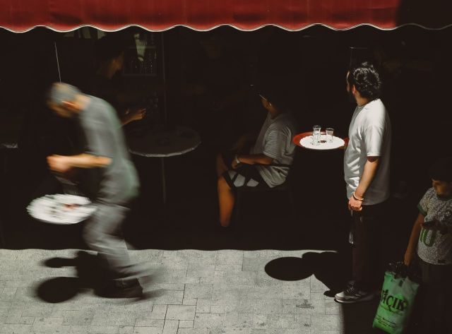 Course des garçons et serveuses de café