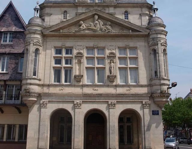 Péronne à proximité de : Camping Les Rosiers