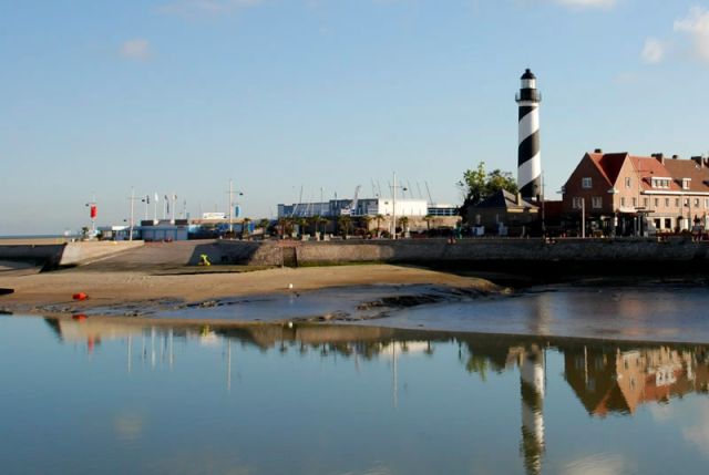Phare de Petit-Fort-Philippe proche de : Camping des Dunes
